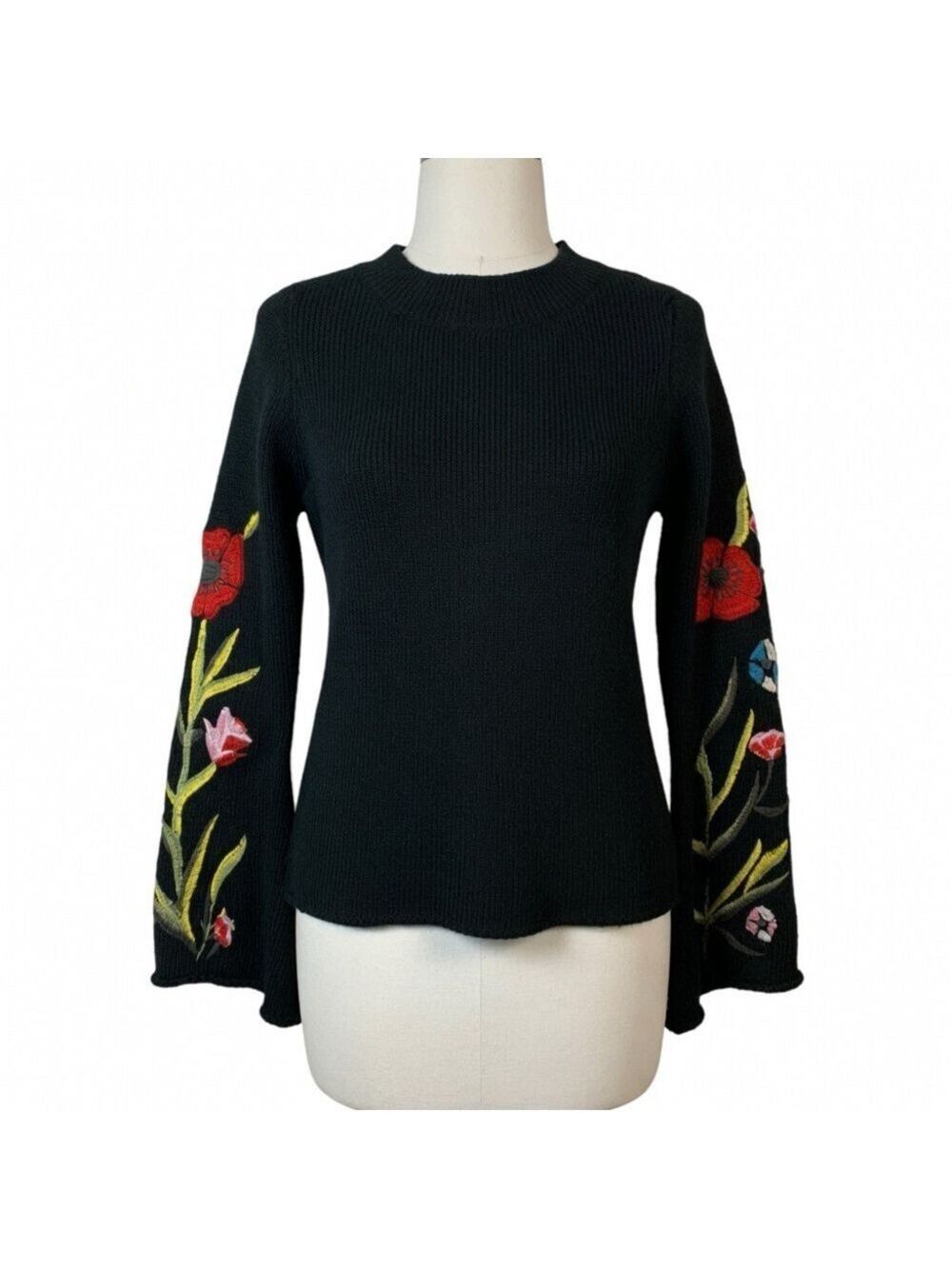 Romeo & Juliet Couture Sweater Embroidered Floral Medium Belle Sleevesr